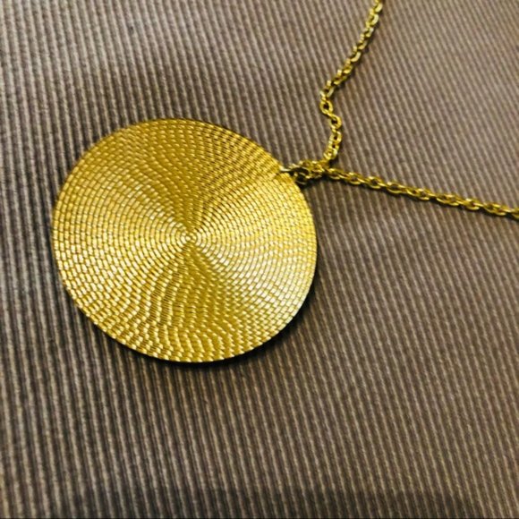 Beautiful Shiny Round Pendant Necklace - Picture 6 of 7